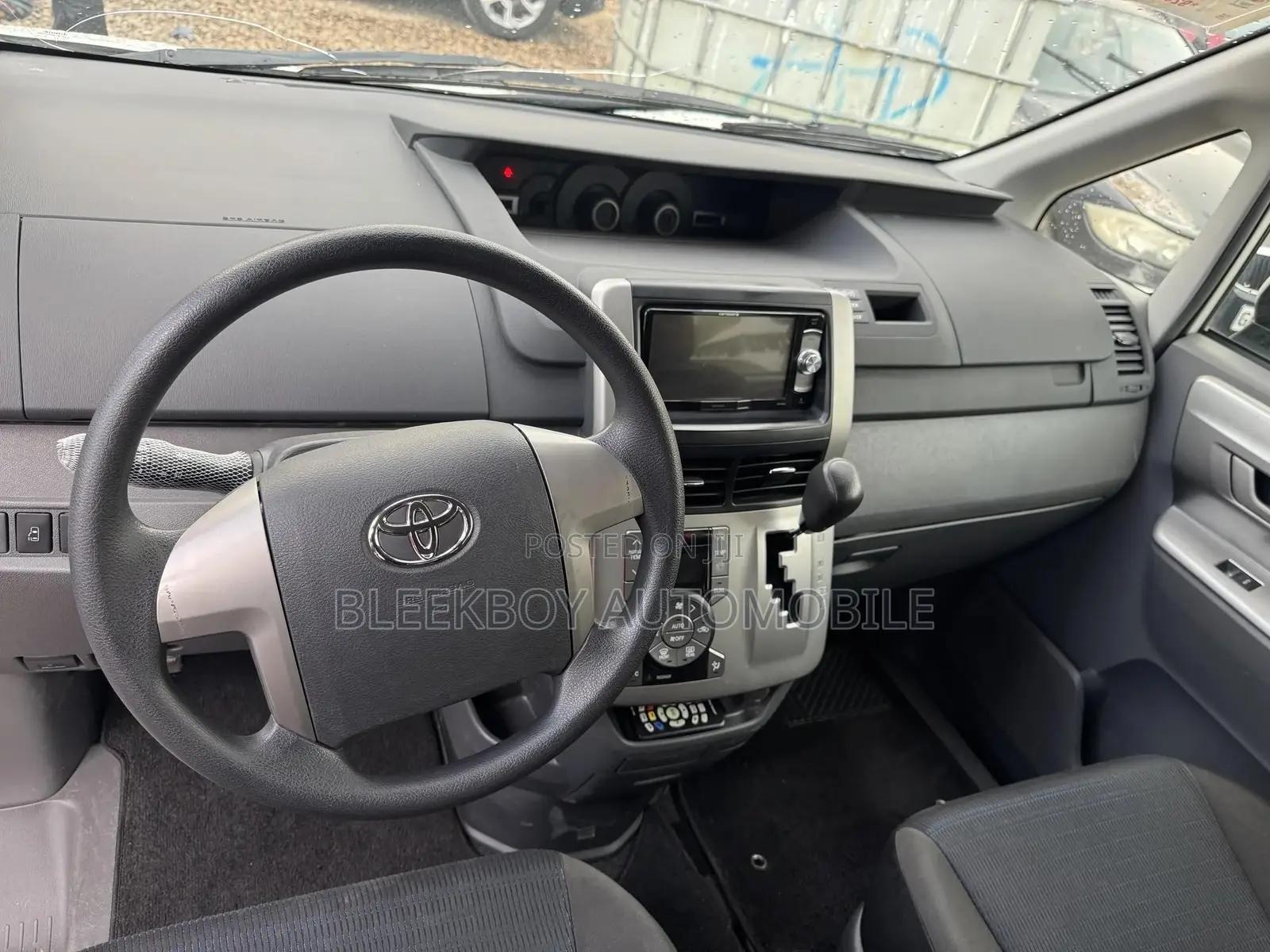 Toyota Voxy 2013 White