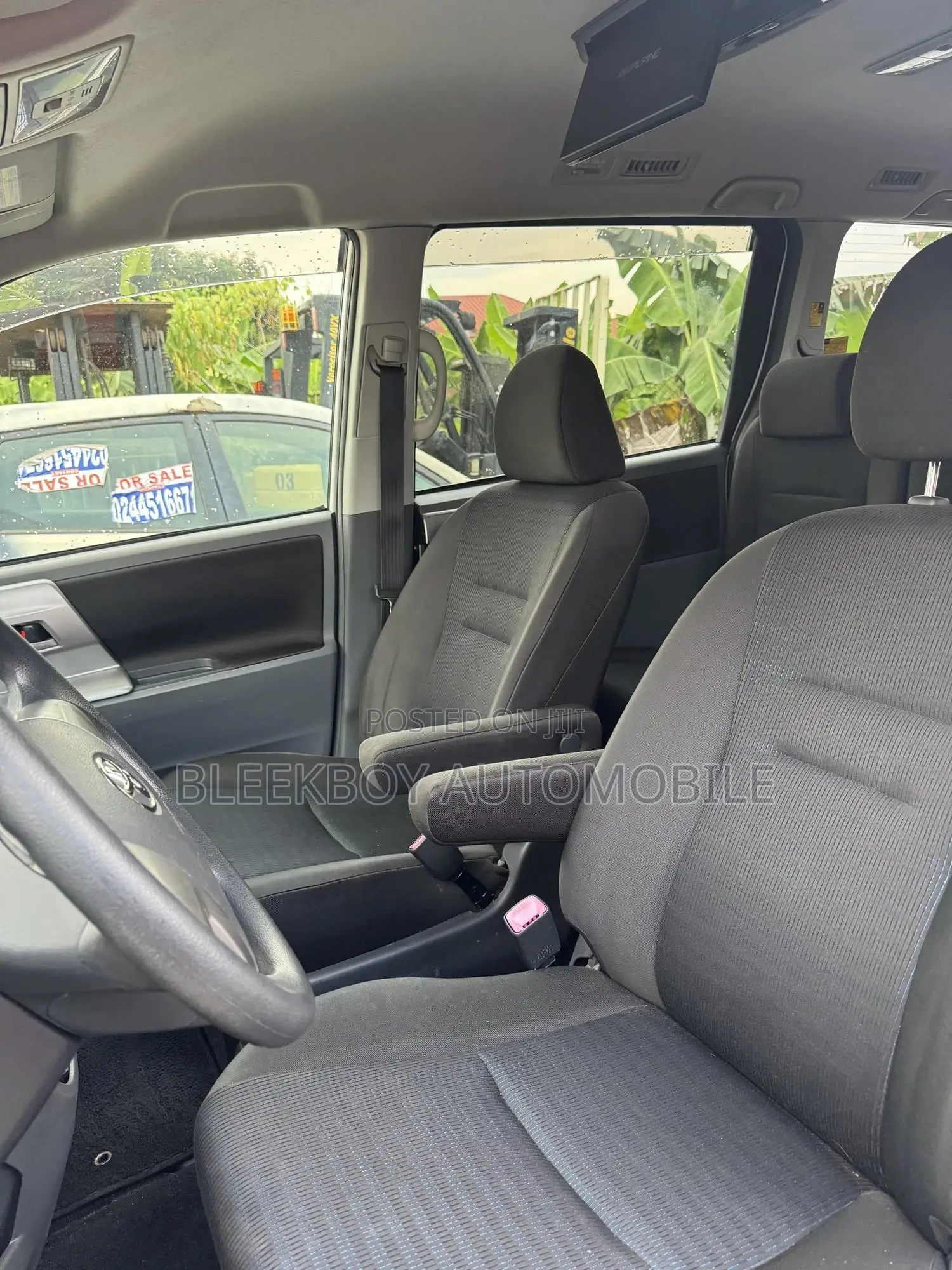 Toyota Voxy 2013 White