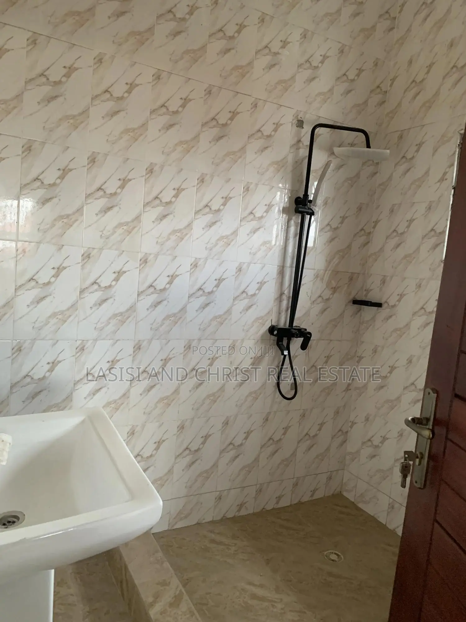 3bdrm Apartment in Lasisi And Christ, Amasaman for rent