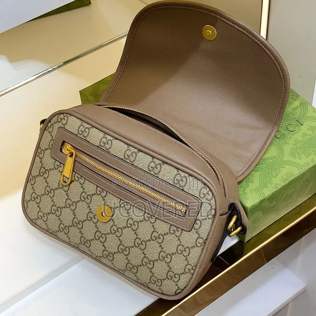 Gucci Unisex Leather Shoulder Bags