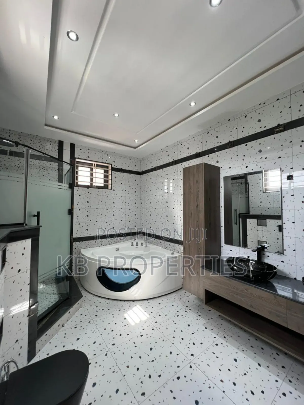 5bdrm Mansion in Kb Properties, East Legon for sale