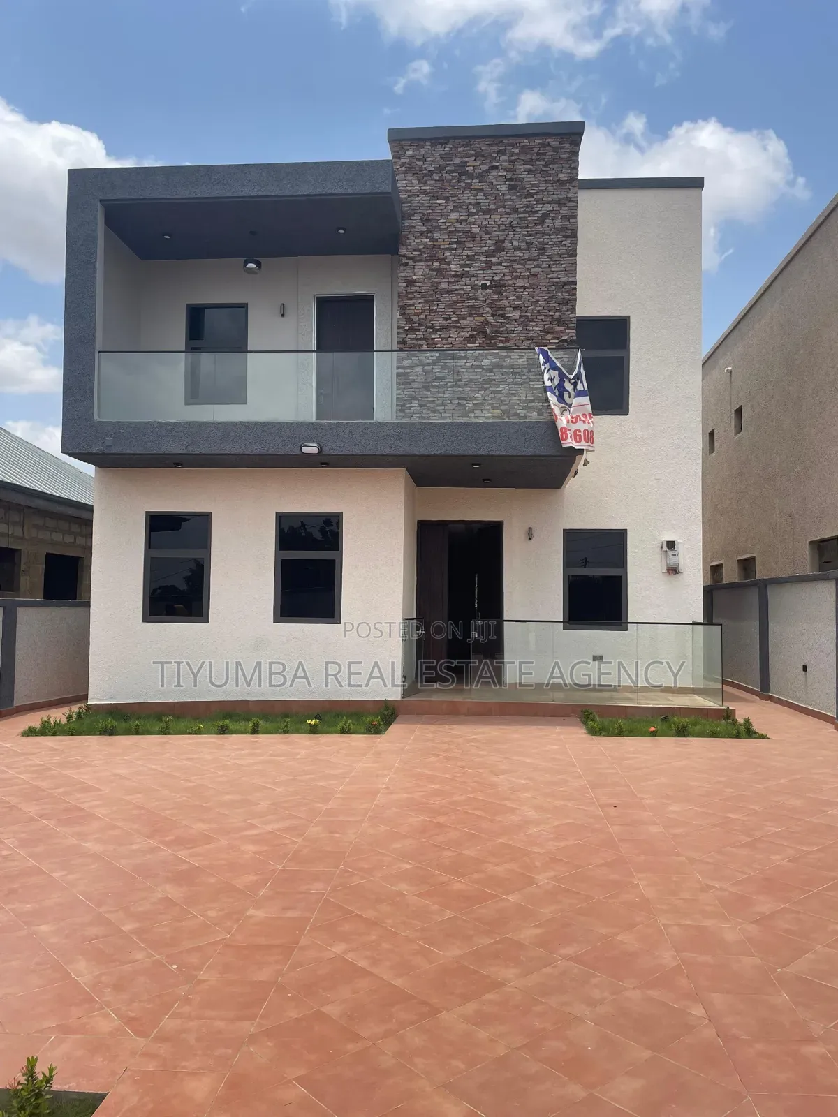 5bdrm Duplex in Tiyumba Real Estate, Ga East Municipal for sale