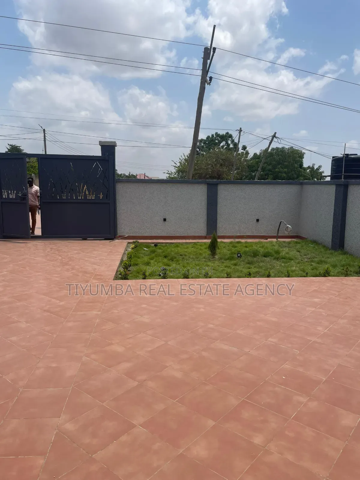 5bdrm Duplex in Tiyumba Real Estate, Ga East Municipal for sale