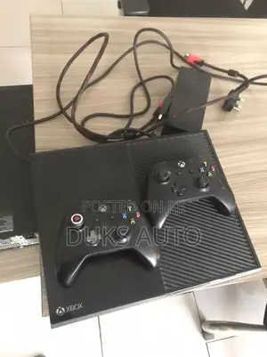 Xbox One Console With 2 Controller 3 Games on It
