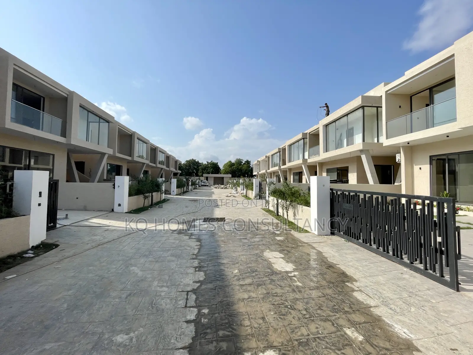 4bdrm Townhouse/Terrace in Ashley Botwe for sale