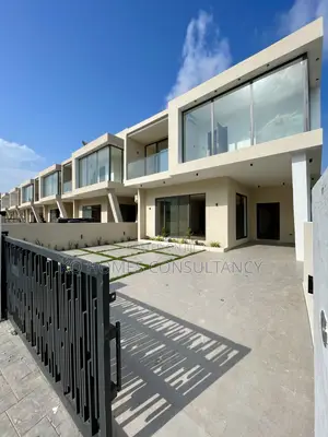 4bdrm Townhouse/Terrace in Ashley Botwe for sale