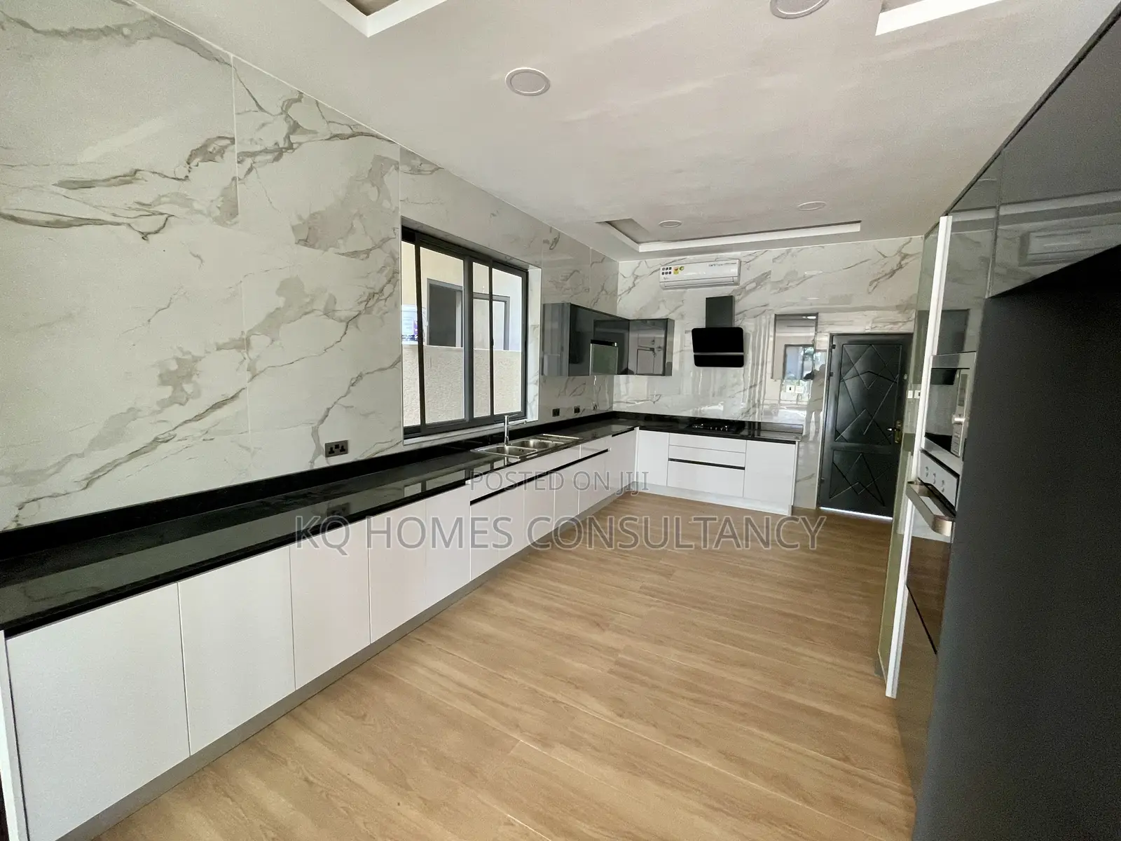 4bdrm Townhouse/Terrace in Ashley Botwe for sale