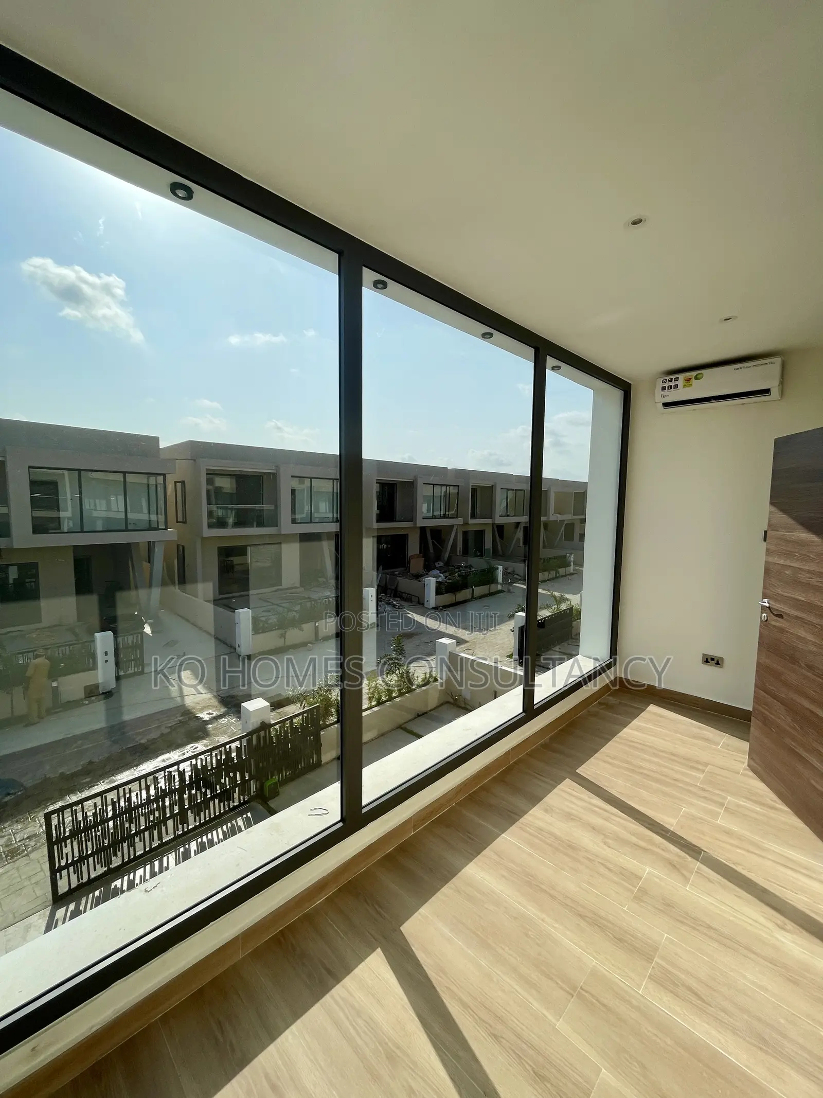 4bdrm Townhouse/Terrace in Ashley Botwe for sale