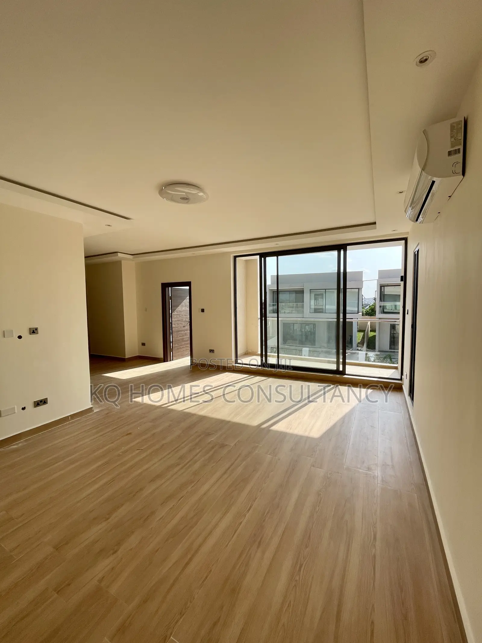 4bdrm Townhouse/Terrace in Ashley Botwe for sale