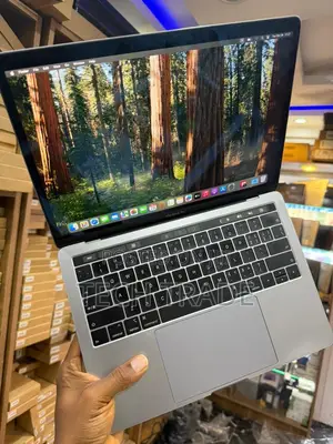 Laptop Apple MacBook Pro 2018 16GB Intel Core I7 SSHD (Hybrid) 512GB