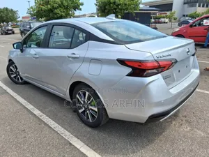 Nissan Versa 2022 Silver