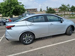 Nissan Versa 2022 Silver