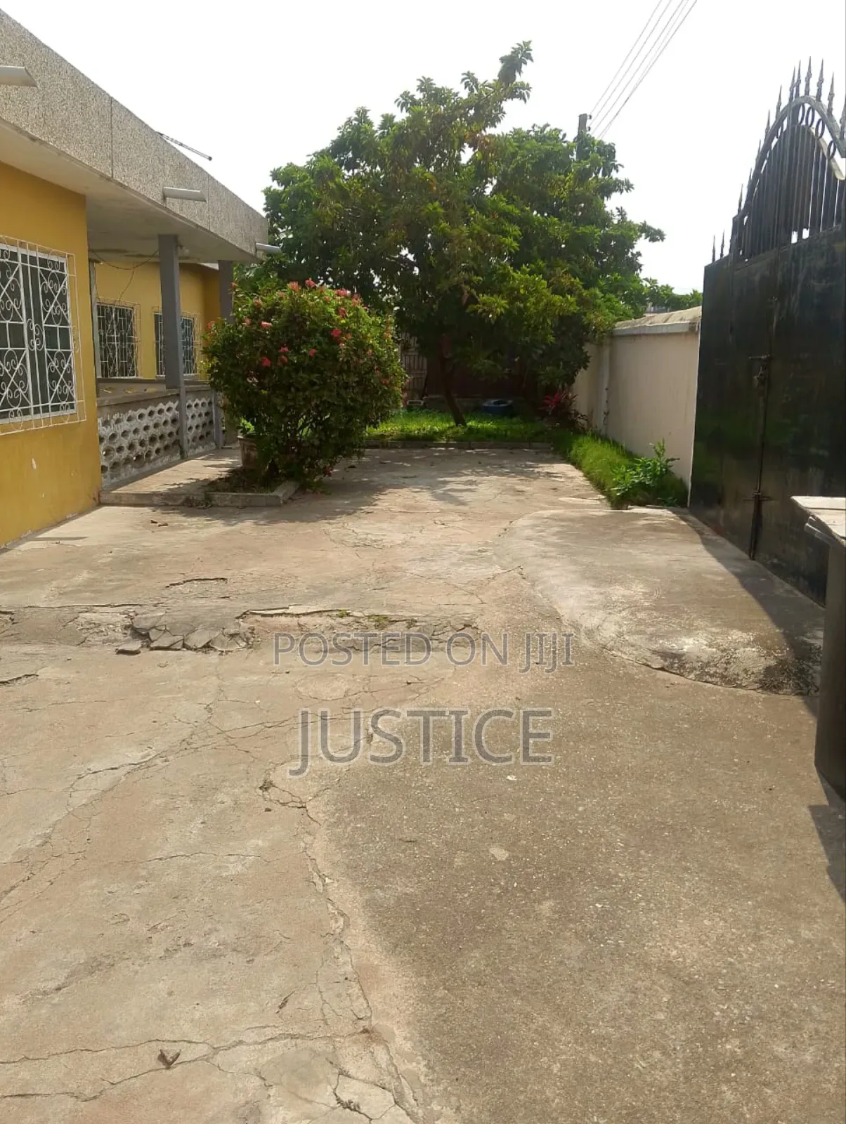 4bdrm House in Dansoman, Exhibition for sale