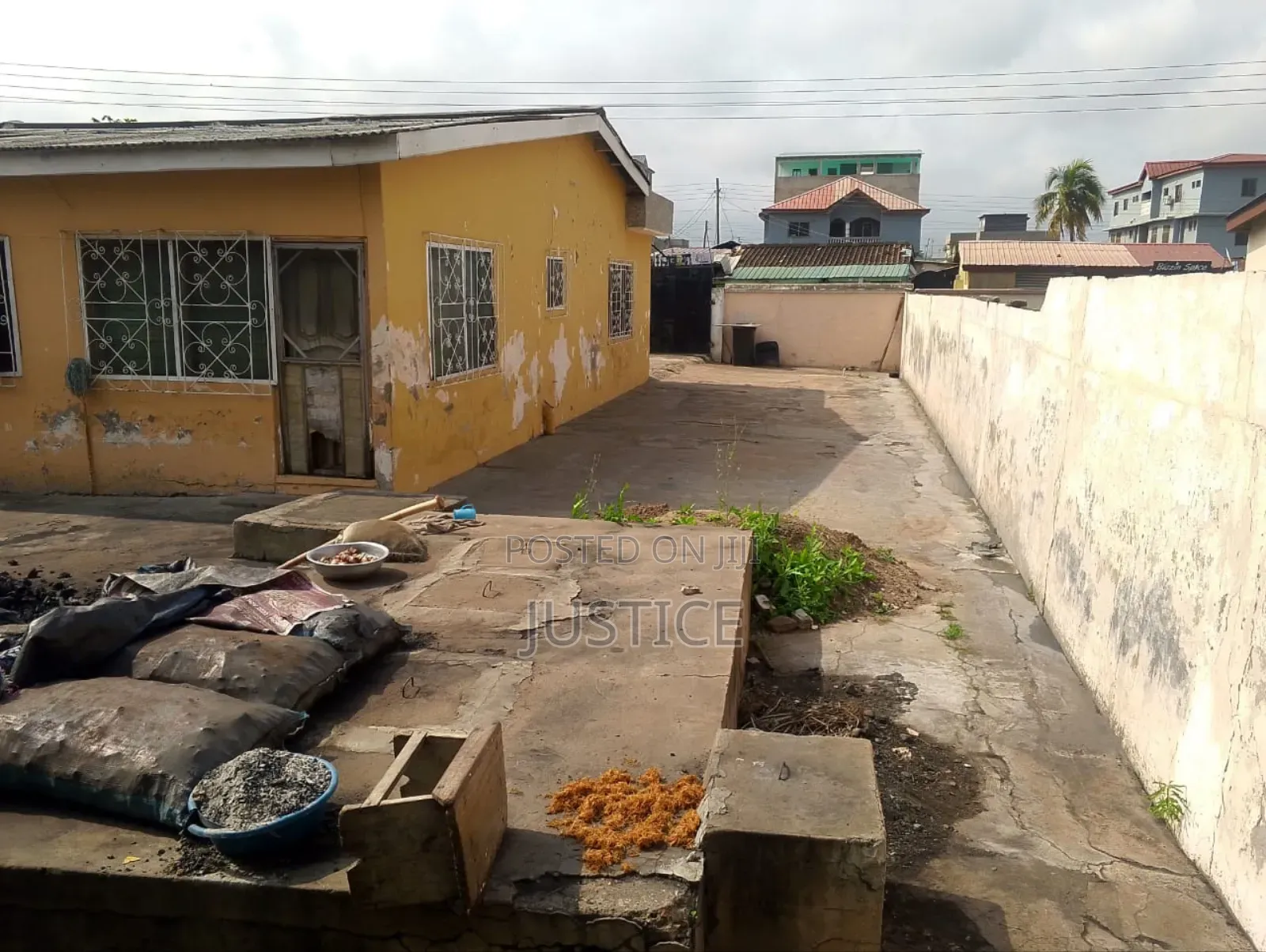 4bdrm House in Dansoman, Exhibition for sale