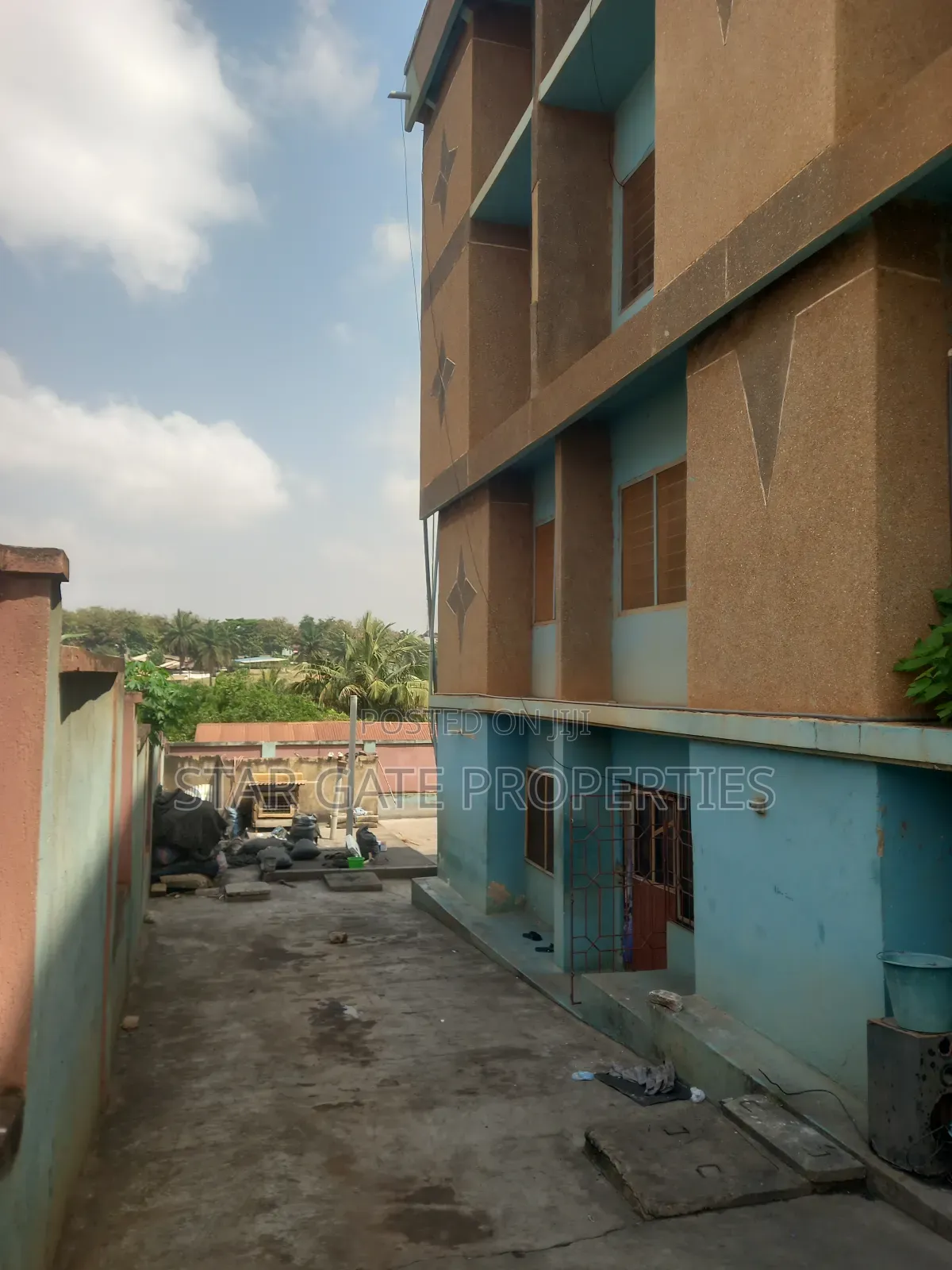 20bdrm House in Bohyen Abrepo, Kumasi Metropolitan for sale