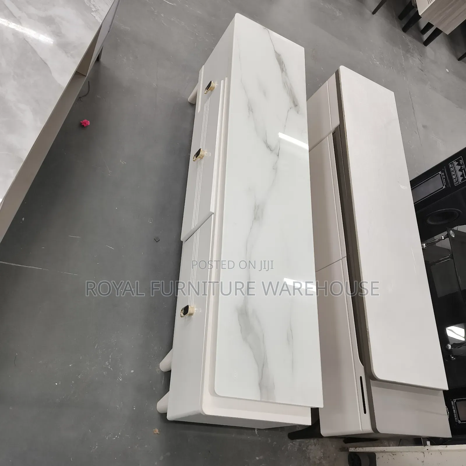 Glass Top Foreign Type Tv Stand