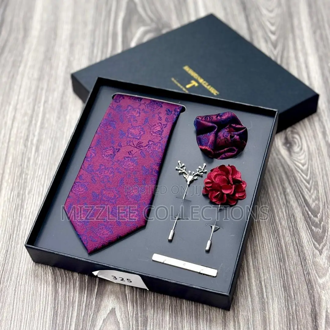 Classic Tie Set With Broach