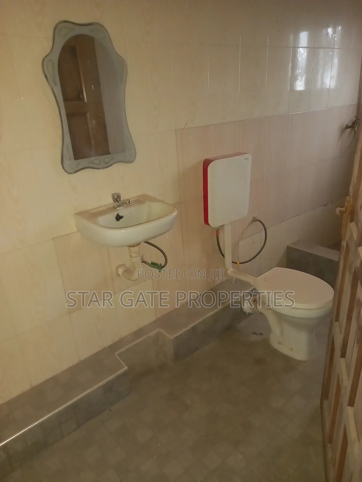 18bdrm House in Ahodwo Sokoban, Kumasi Metropolitan for sale