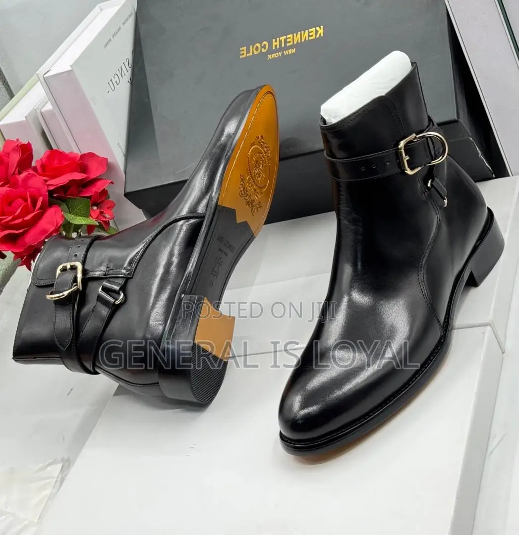 Keneth Cole Black Leather Ankle Boots With A Strap And Buckle