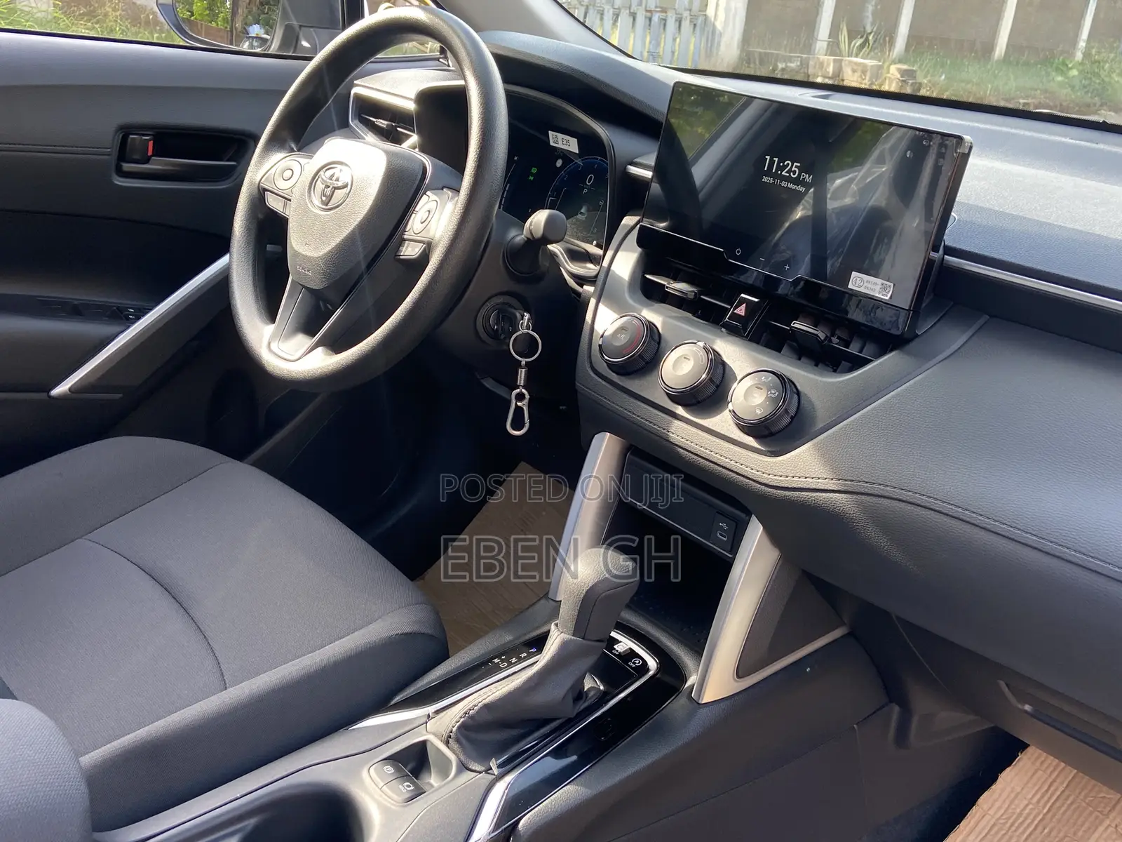 New Toyota Corolla Cross LE 2025 White