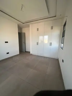 5bdrm Duplex in East Airport for rent