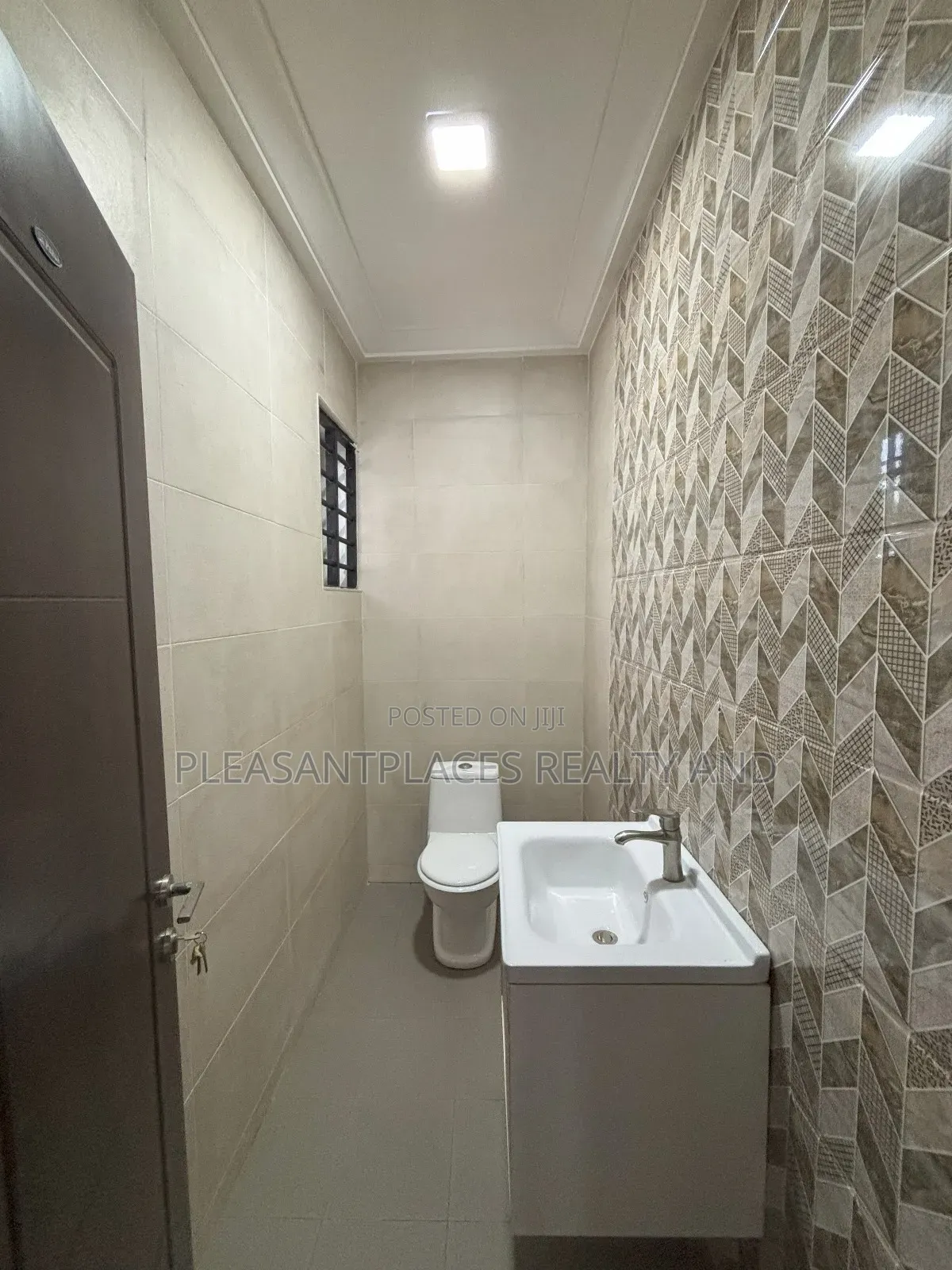 4bdrm Duplex in Pleasantplaces, Ashomang Estate for rent