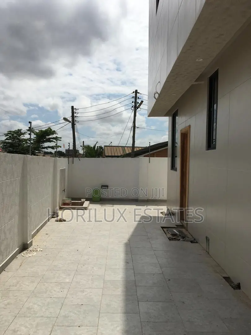 4bdrm Duplex in Ashomang Estates for sale