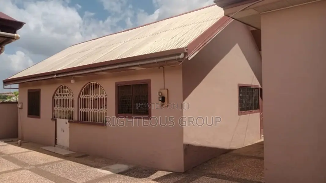 10bdrm Block of Flats in Akropong Near, Atwima Nwabiagya for sale