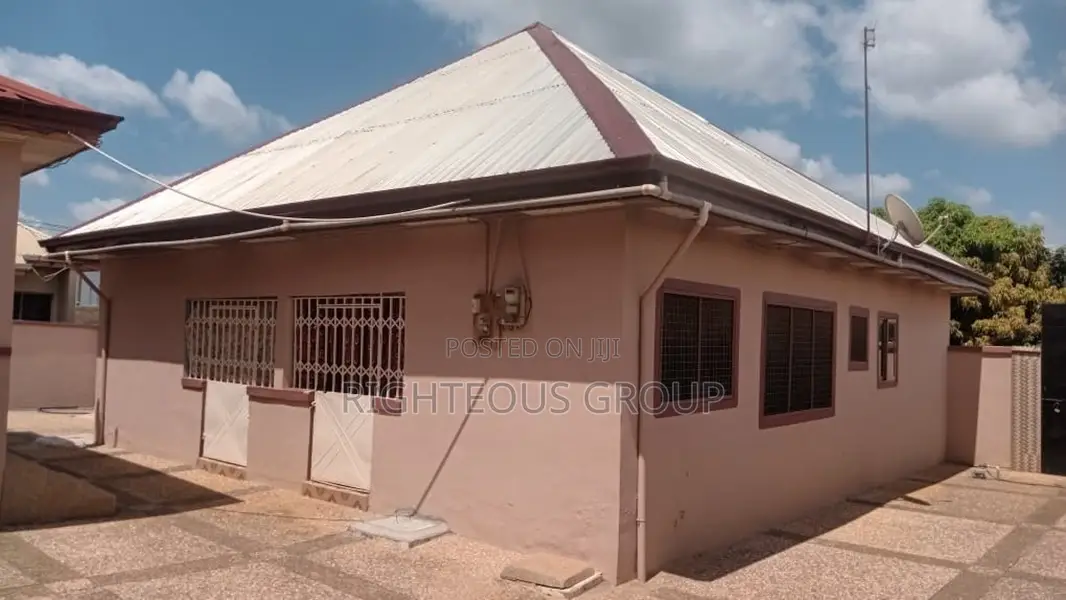 10bdrm Block of Flats in Akropong Near, Atwima Nwabiagya for sale