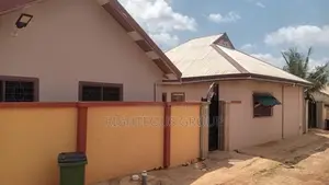 10bdrm Block of Flats in Akropong Near, Atwima Nwabiagya for sale