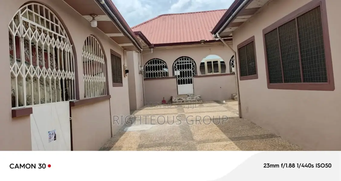10bdrm Block of Flats in Akropong Near, Atwima Nwabiagya for sale