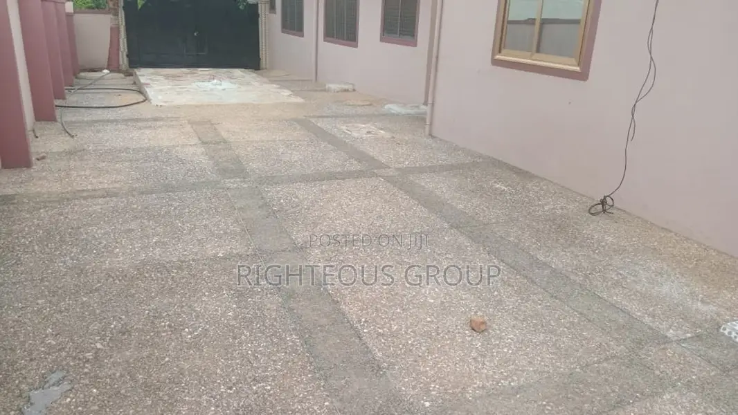 10bdrm Block of Flats in Akropong Near, Atwima Nwabiagya for sale