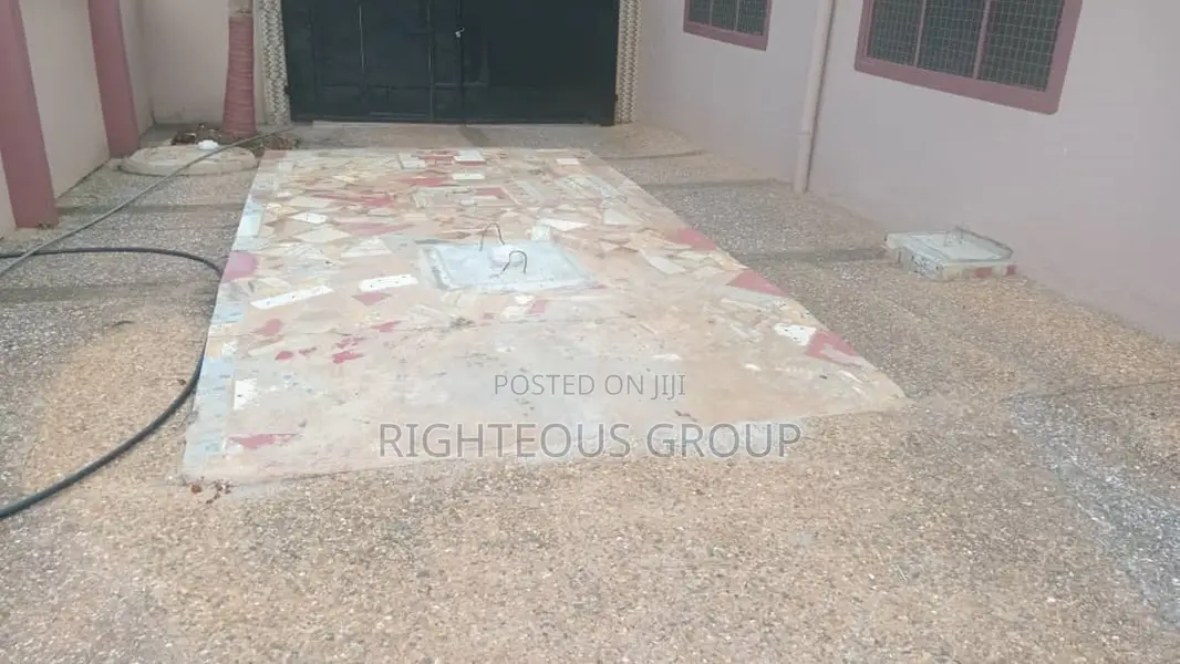 10bdrm Block of Flats in Akropong Near, Atwima Nwabiagya for sale