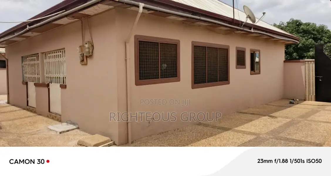 10bdrm Block of Flats in Akropong Near, Atwima Nwabiagya for sale