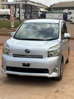 Toyota Voxy 2012 Silver