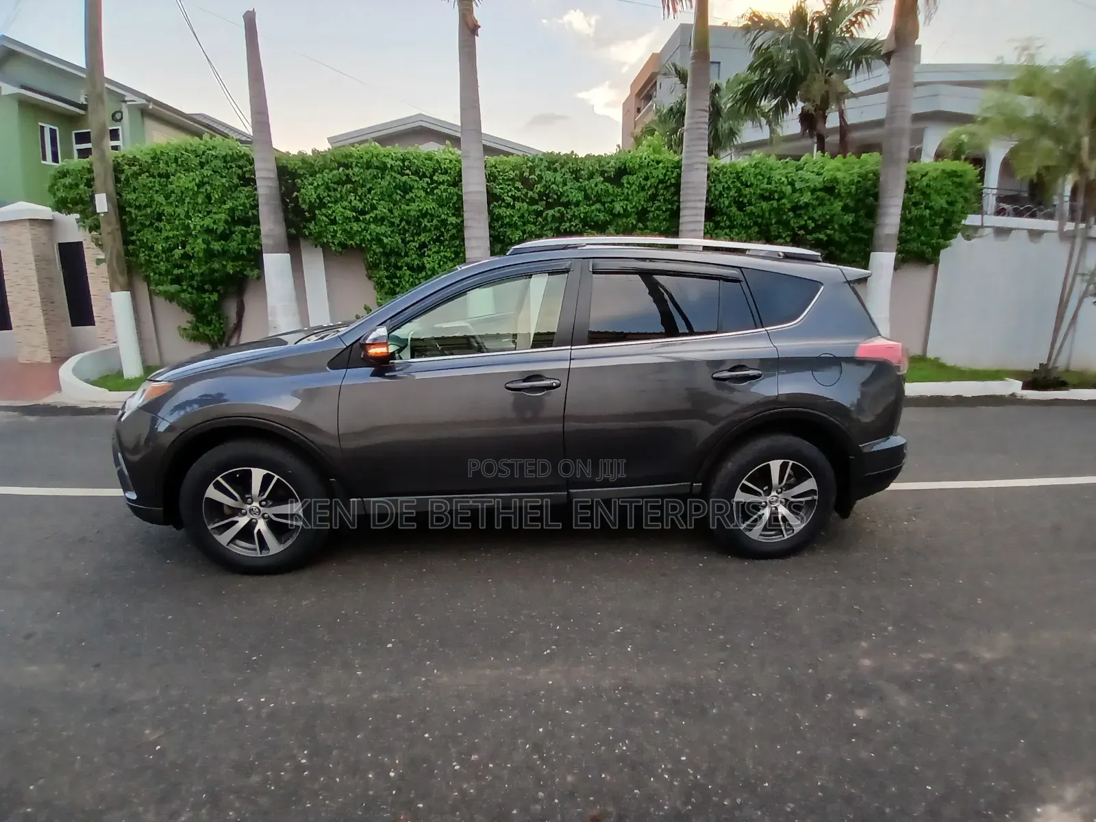 Toyota RAV4 XLE 4dr SUV AWD (2.5L 4cyl 6A) 2018 Gray