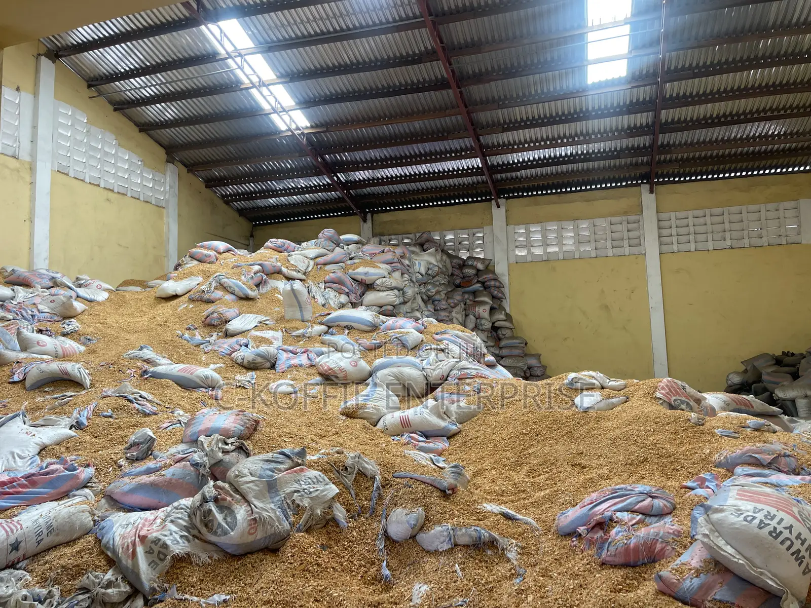 700 SQM Warehouse Plus 2bedrooms Apartments at Achimota for Rent