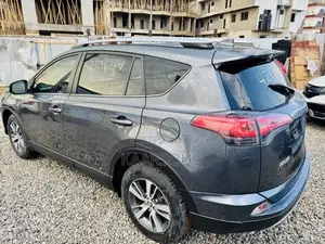 Toyota RAV4 XLE 4dr SUV AWD (2.5L 4cyl 6A) 2018 Gray