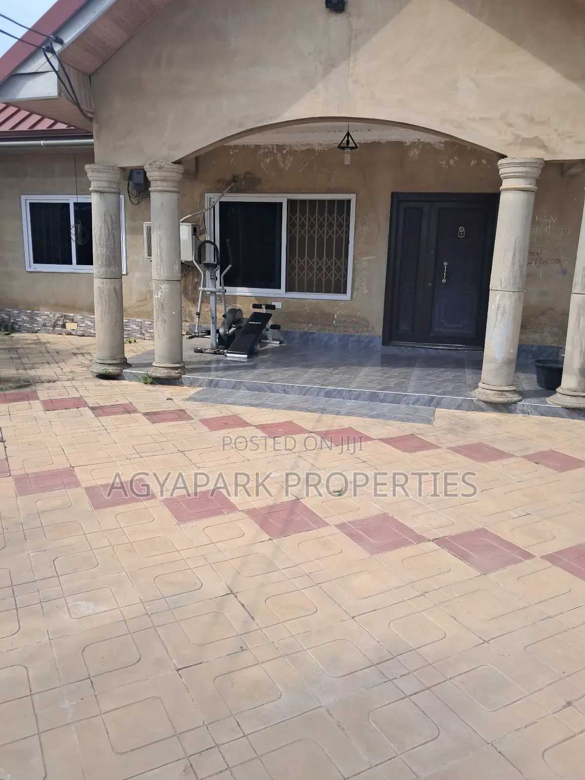 4bdrm Maisonette in Achiaman, Amasaman for sale