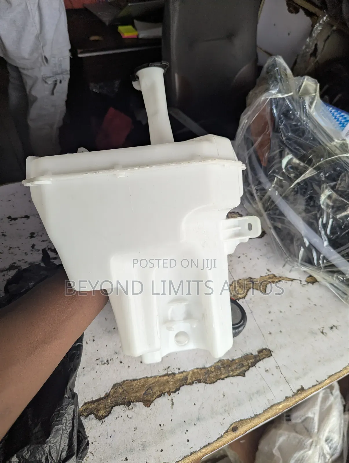 Hyundai Elantra 2012,2013,2014,2015,2016 Wiper Bottle Container