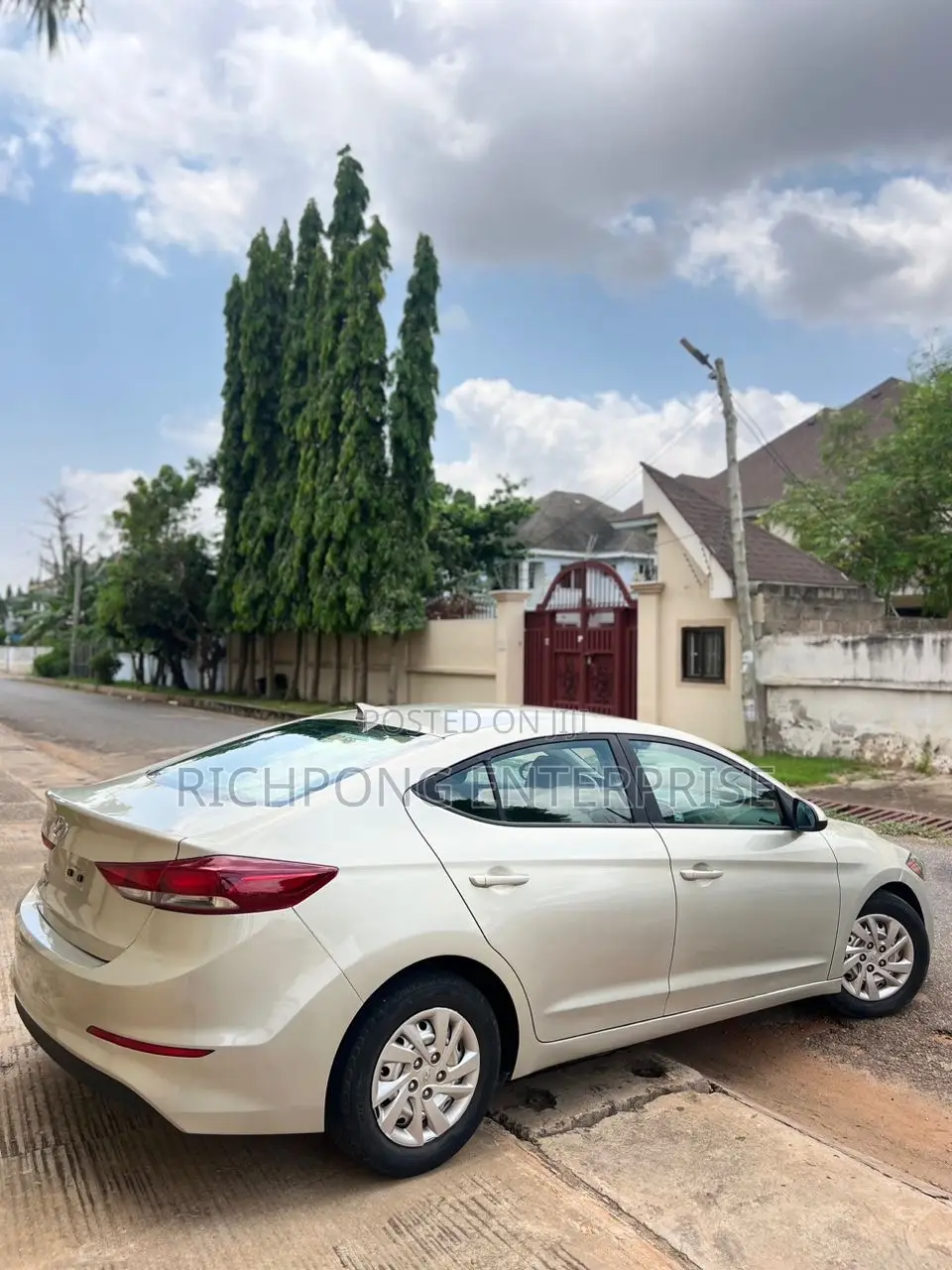 Hyundai Elantra SE Sedan FWD (2.0L 4cyl 6M) 2017 Pearl
