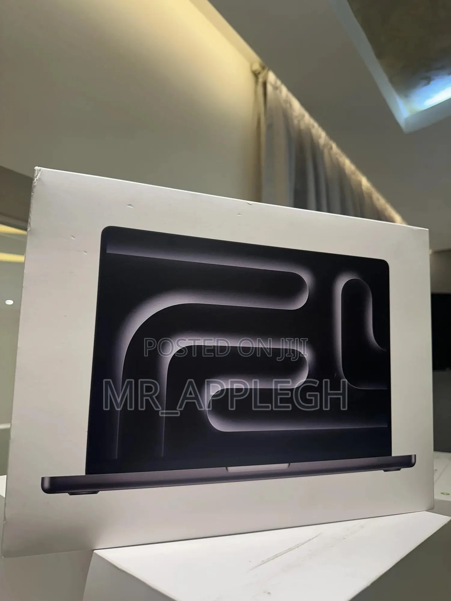 New Laptop Apple Macbook Pro 2025 M5 14-Inch 16GB Apple M5 SSD 512GB