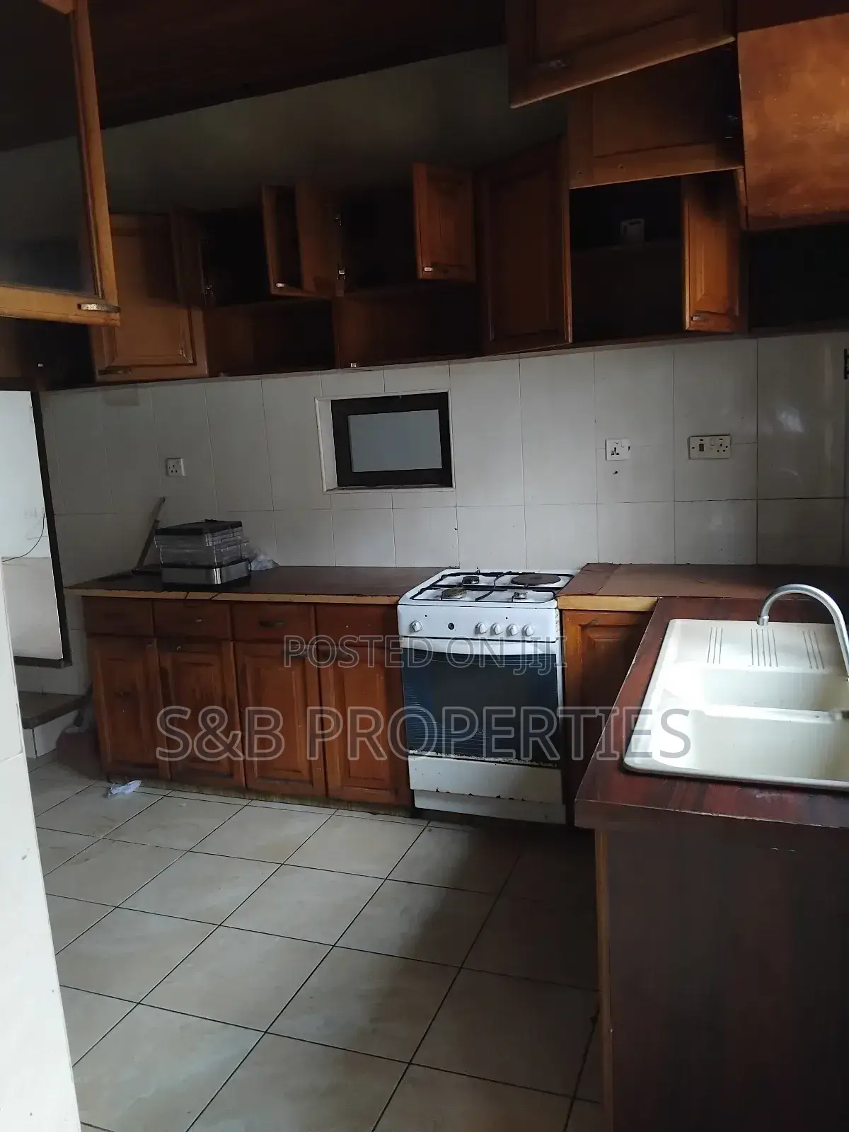 4bdrm Apartment in Ashomang Estate for rent