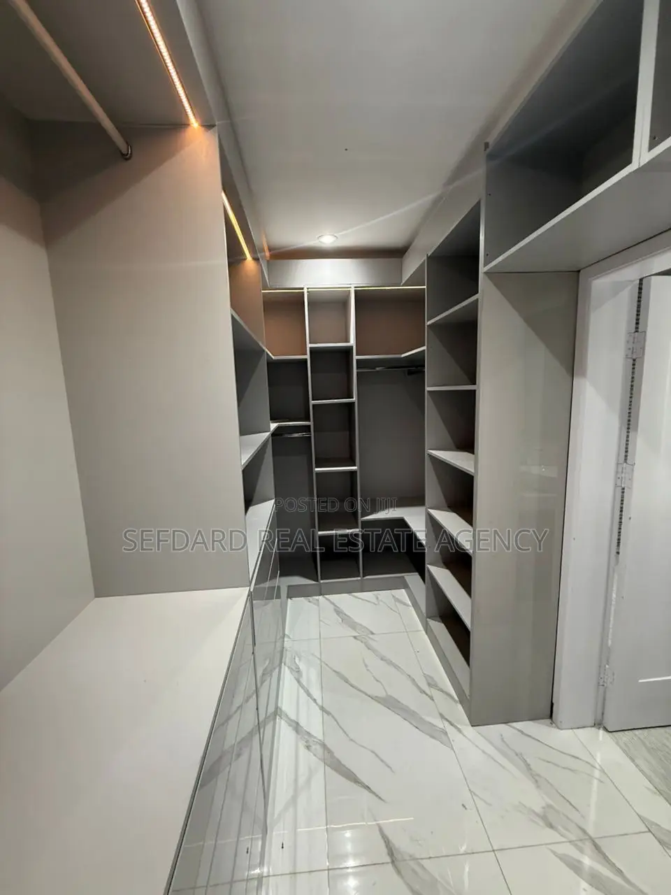 5bdrm Duplex in Lartebiokorshie for rent