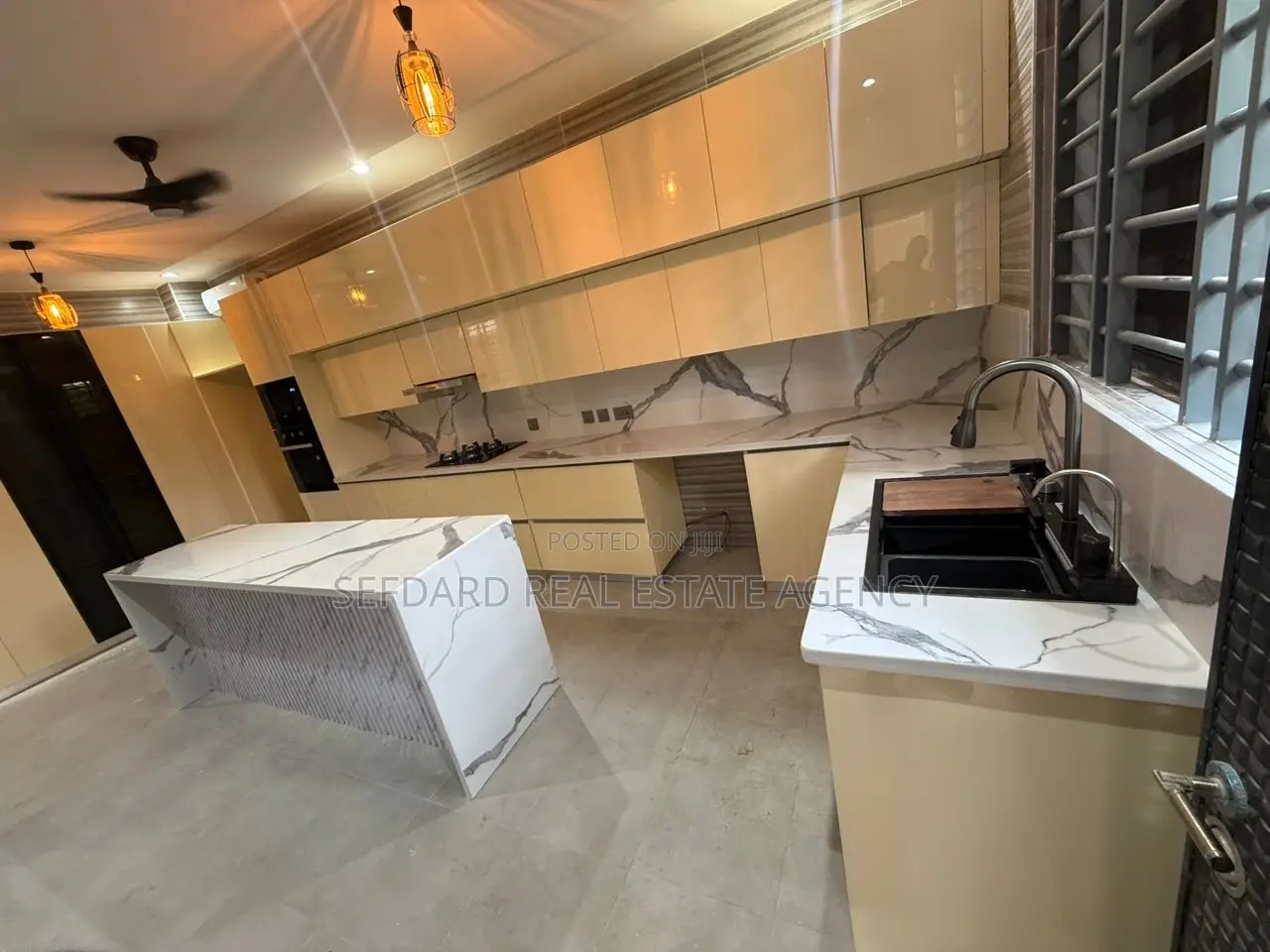 5bdrm Duplex in Lartebiokorshie for rent