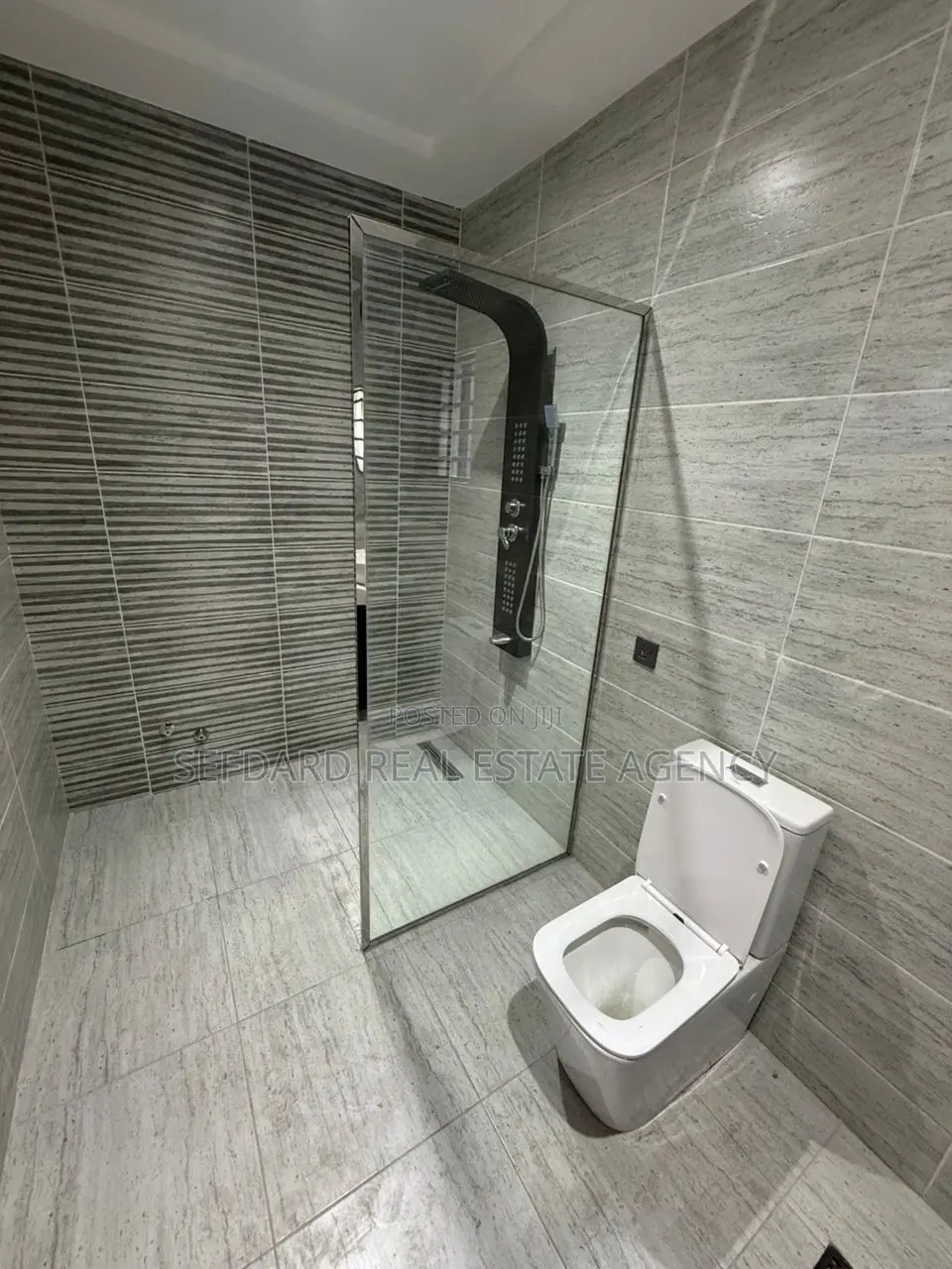 5bdrm Duplex in Lartebiokorshie for rent
