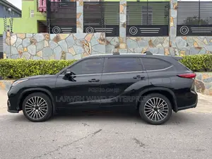 Toyota Highlander LE 2021 Black
