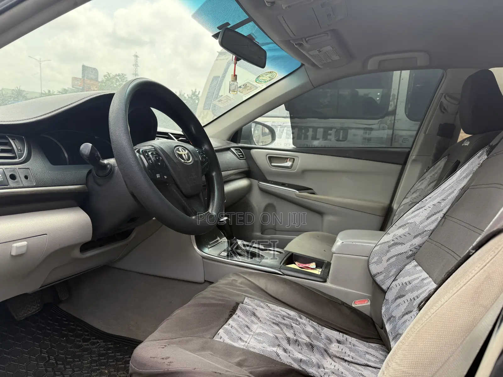 Toyota Camry LE 4dr Sedan (2.5L 4cyl 6A) 2015 Silver