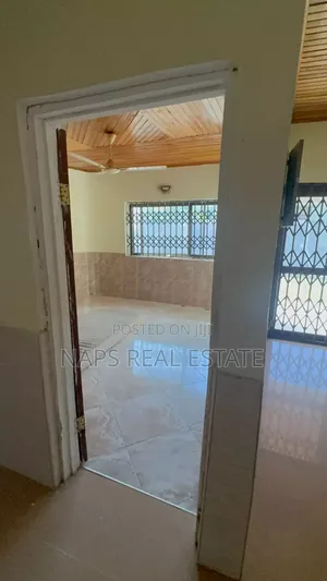 4bdrm House in Naps Real Estate, Tema Metropolitan for rent