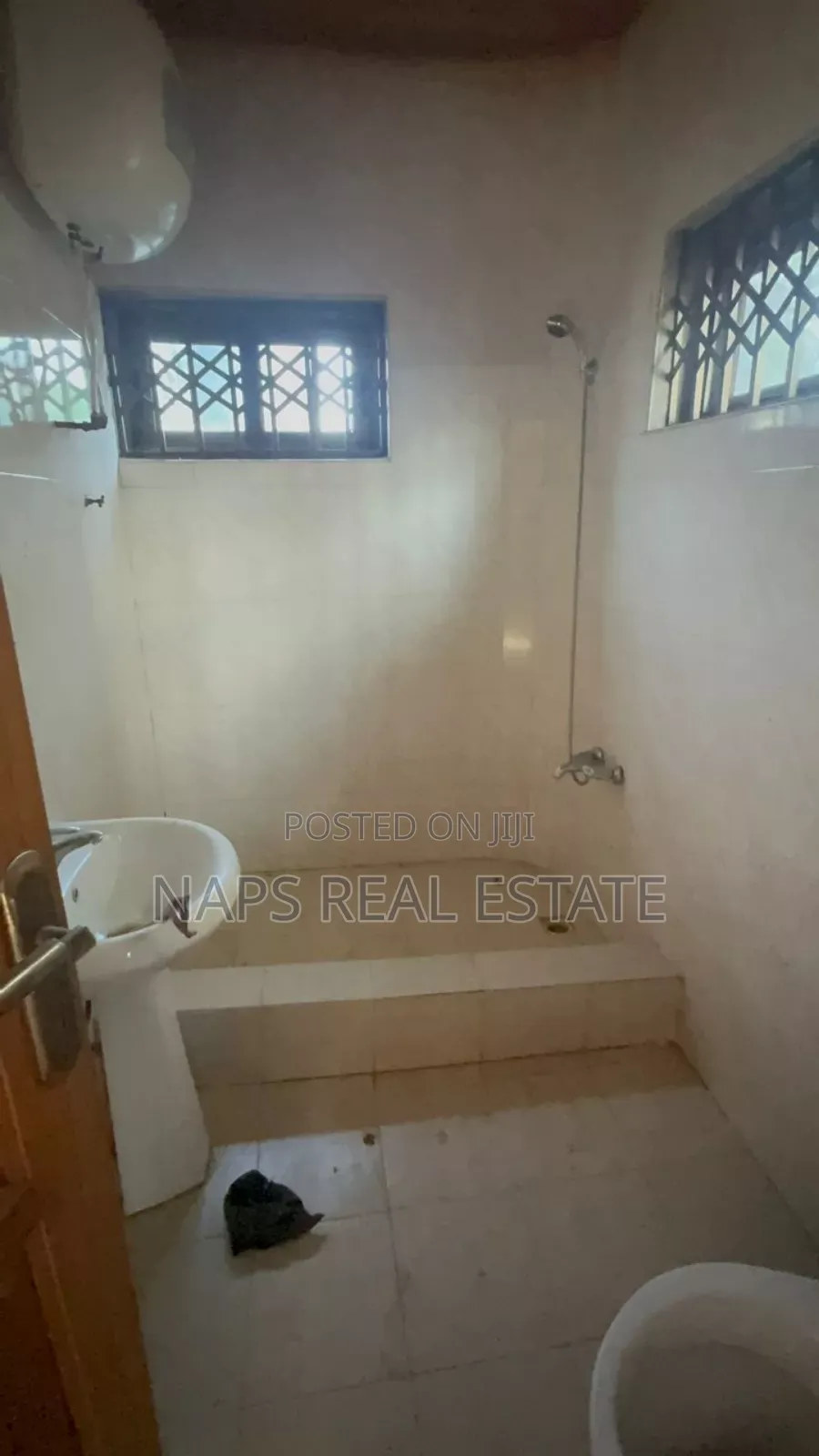 4bdrm House in Naps Real Estate, Tema Metropolitan for rent